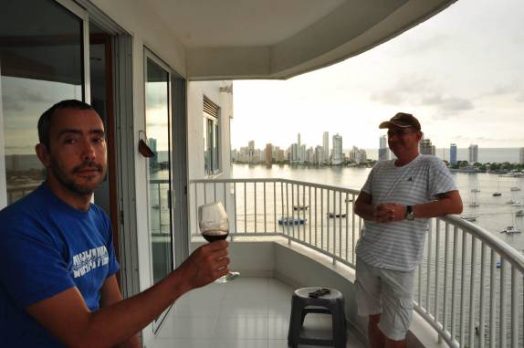 Vinho e vista magnífica no apartamento do Eligio em Cartagena, na Colômbia